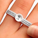 Ringgrößenband Multisizer am Finger angelegt zur einfachen Ermittlung der passenden Ringgröße.