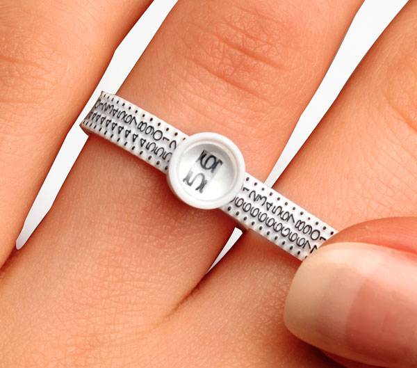 Ringgrößenband Multisizer am Finger angelegt zur einfachen Ermittlung der passenden Ringgröße.