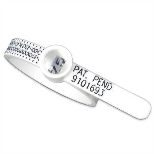 Weißes Ringgrößenband Multisizer aus Kunststoff mit Lupe zur präzisen Bestimmung der Ringgröße.
