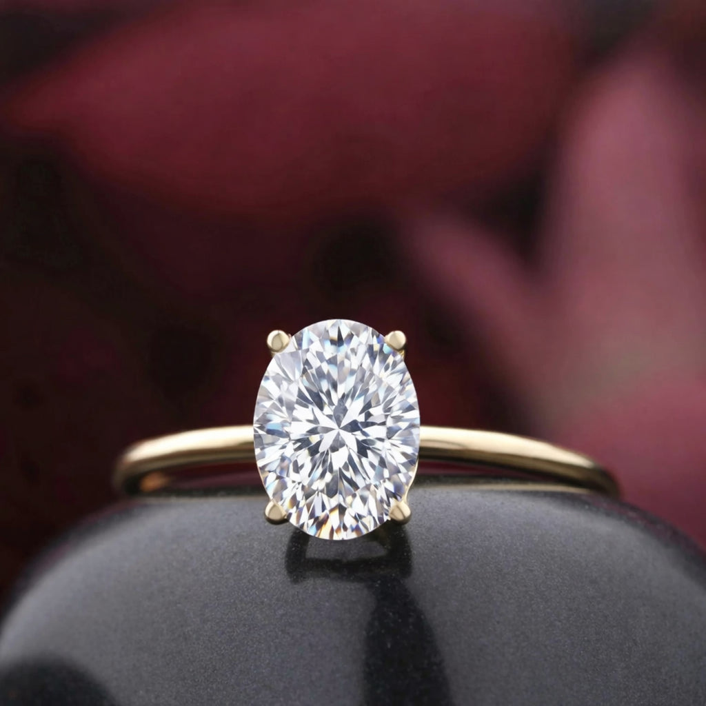 Nahaufnahme eines eleganten Goldrings mit funkelndem Diamanten als Symbol für individuell gefertigtes Schmuckdesign und höchste Präzision